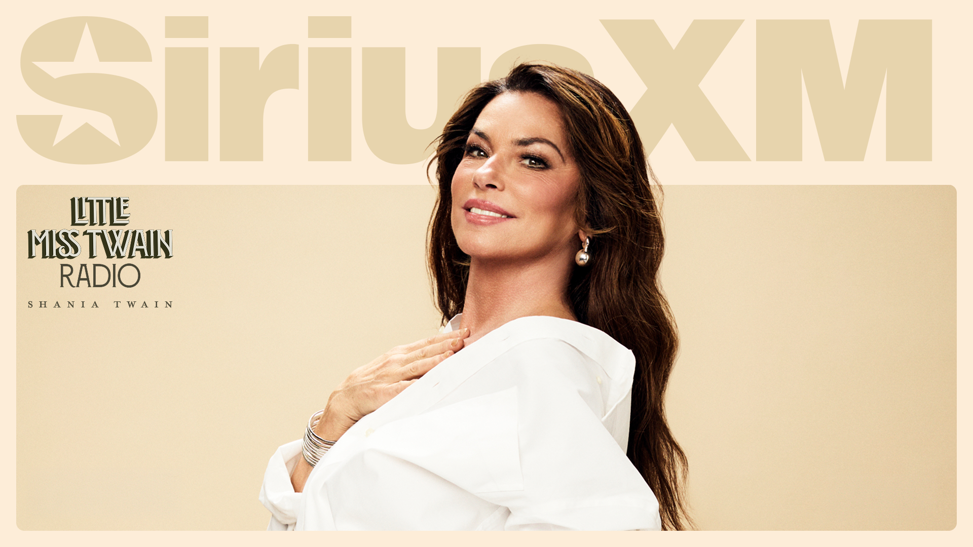 Une femme vêtue d'une tenue blanche pose, la main sur la poitrine, en souriant devant un logo SiriusXM de couleur beige. Le texte indique : « LITTLE MISS TWAIN RADIO SHANIA TWAIN ».